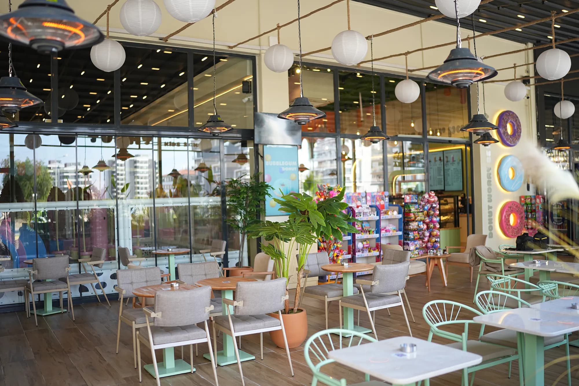 Yummy'nin ferah ve renkli kafe alanı